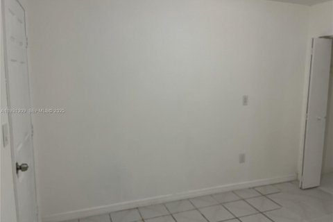 Снять в аренду виллу или дом в Майами, Флорида 3 спальни, 111.48м2, № 1989892 - фото 5