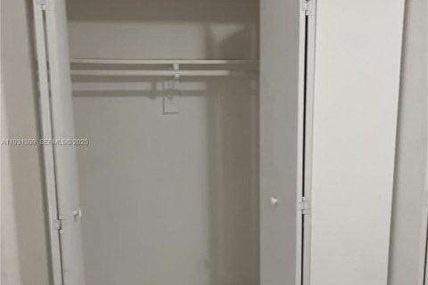 Снять в аренду виллу или дом в Майами, Флорида 3 спальни, 111.48м2, № 1989892 - фото 2