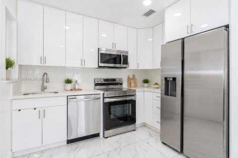 Villa ou maison à vendre à Miami, Floride: 3 chambres, 107.86 m2 № 2355518 - photo 17