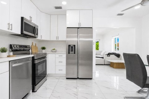 Villa ou maison à vendre à Miami, Floride: 3 chambres, 107.86 m2 № 2355518 - photo 19