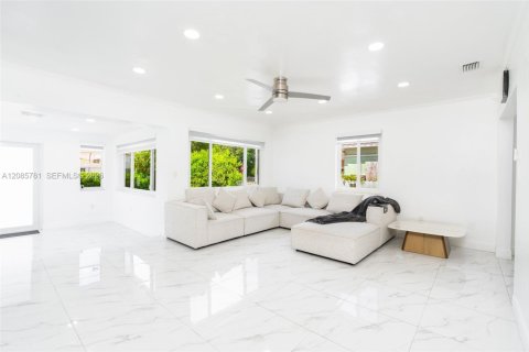 Villa ou maison à vendre à Miami, Floride: 3 chambres, 107.86 m2 № 2355518 - photo 10