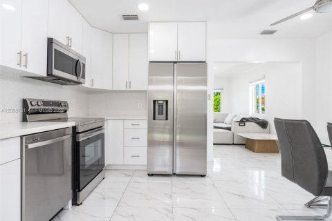 Villa ou maison à vendre à Miami, Floride: 3 chambres, 107.86 m2 № 2355518 - photo 18