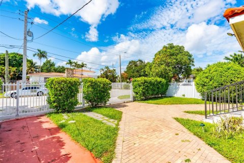 Villa ou maison à vendre à Miami, Floride: 3 chambres, 107.86 m2 № 2355518 - photo 4