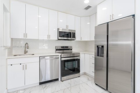 Villa ou maison à vendre à Miami, Floride: 3 chambres, 107.86 m2 № 2355518 - photo 16