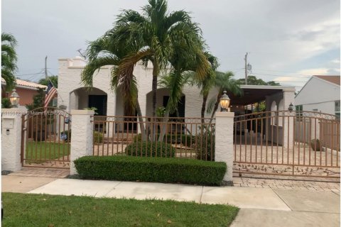 Снять в аренду виллу или дом в Майами, Флорида 3 спальни, 147.81м2, № 1954889 - фото 1