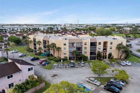 Купить кондоминиум в Дорал, Флорида 1 спальня, 71.53м2, № 1933578 - фото 1