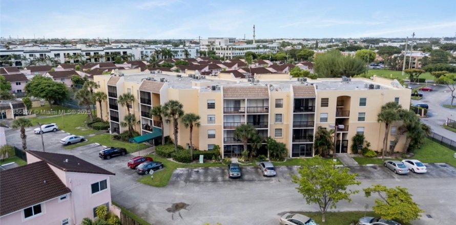 Condo in Doral, Florida, 1 bedroom № 1933578