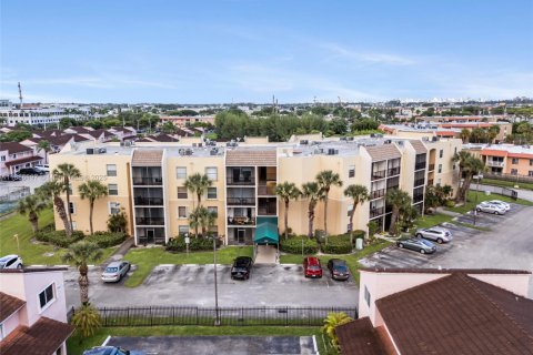 Купить кондоминиум в Дорал, Флорида 1 спальня, 71.53м2, № 1933578 - фото 2