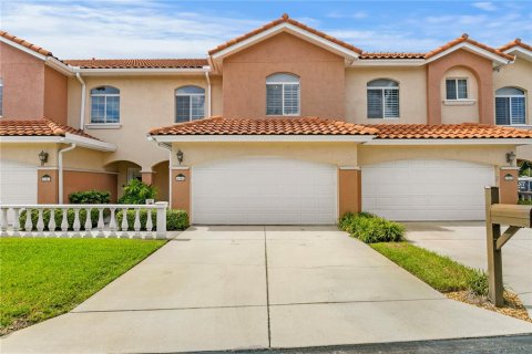 Townhouse in Gulfport, Florida 3 bedrooms, 216.65 sq.m. № 1556584 - photo 2