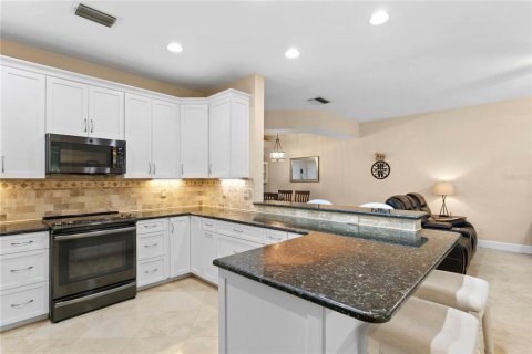 Townhouse in Gulfport, Florida 3 bedrooms, 216.65 sq.m. № 1556584 - photo 12