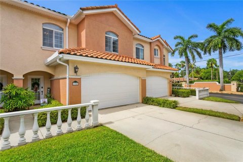 Townhouse in Gulfport, Florida 3 bedrooms, 216.65 sq.m. № 1556584 - photo 1