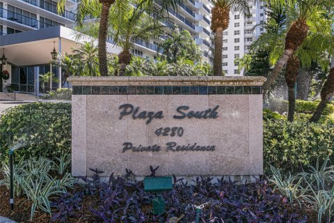 Condo in Fort Lauderdale, Florida, 3 bedrooms № 1971144 - photo 4