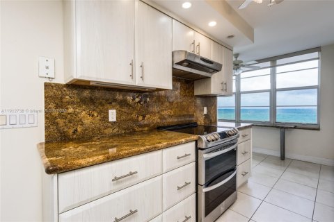 Condo in Fort Lauderdale, Florida, 3 bedrooms № 1971144 - photo 17
