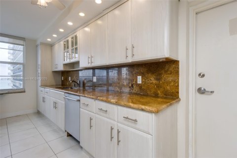 Condo in Fort Lauderdale, Florida, 3 bedrooms № 1971144 - photo 18