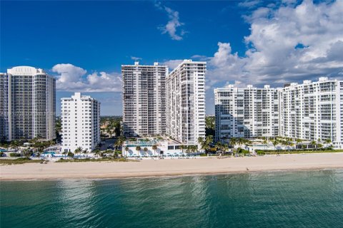 Condo in Fort Lauderdale, Florida, 3 bedrooms № 1971144 - photo 1