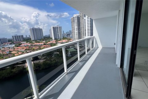 Condo in Aventura, Florida, 2 bedrooms  № 2182125 - photo 2