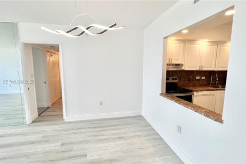 Condo in Aventura, Florida, 2 bedrooms  № 2182125 - photo 26