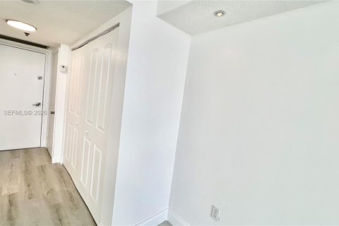 Condo in Aventura, Florida, 2 bedrooms  № 2182125 - photo 27