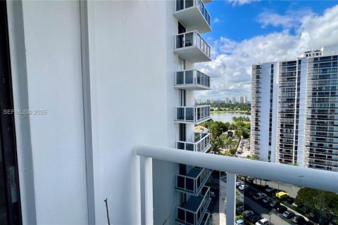 Condo in Aventura, Florida, 2 bedrooms  № 2182125 - photo 23