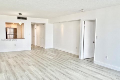 Condo in Aventura, Florida, 2 bedrooms  № 2182125 - photo 20