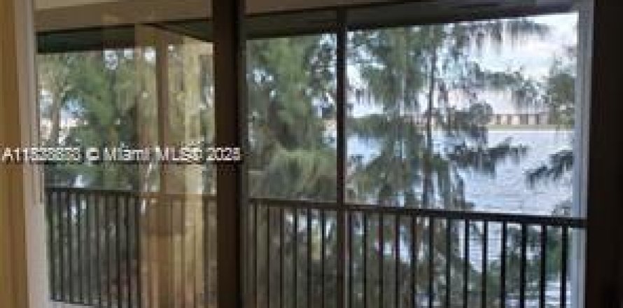 Кондоминиум с 2 спальнями в Майами, Флорида № 1958374