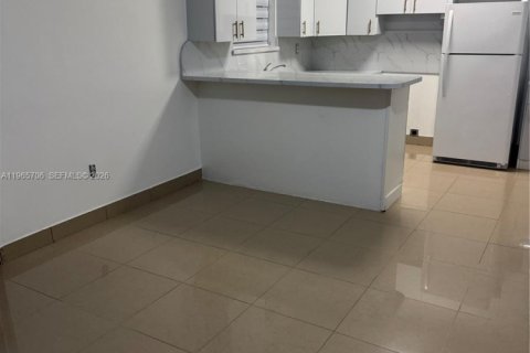 Снять в аренду коммерческую недвижимость в Майами, Флорида 1 спальня, 65.03м2, № 2027361 - фото 7