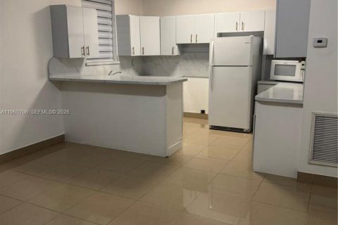 Снять в аренду коммерческую недвижимость в Майами, Флорида 1 спальня, 65.03м2, № 2027361 - фото 3