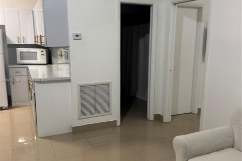 Снять в аренду коммерческую недвижимость в Майами, Флорида 1 спальня, 65.03м2, № 2027361 - фото 8