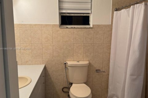 Снять в аренду коммерческую недвижимость в Майами, Флорида 1 спальня, 65.03м2, № 2027361 - фото 11