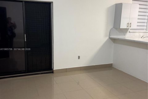 Снять в аренду коммерческую недвижимость в Майами, Флорида 1 спальня, 65.03м2, № 2027361 - фото 2