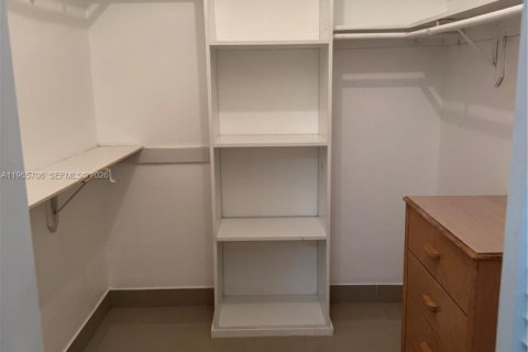 Снять в аренду коммерческую недвижимость в Майами, Флорида 1 спальня, 65.03м2, № 2027361 - фото 14