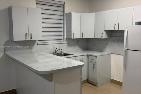 Снять в аренду коммерческую недвижимость в Майами, Флорида 1 спальня, 65.03м2, № 2027361 - фото 10
