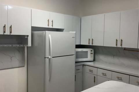 Снять в аренду коммерческую недвижимость в Майами, Флорида 1 спальня, 65.03м2, № 2027361 - фото 16