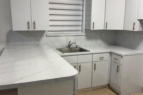 Снять в аренду коммерческую недвижимость в Майами, Флорида 1 спальня, 65.03м2, № 2027361 - фото 4