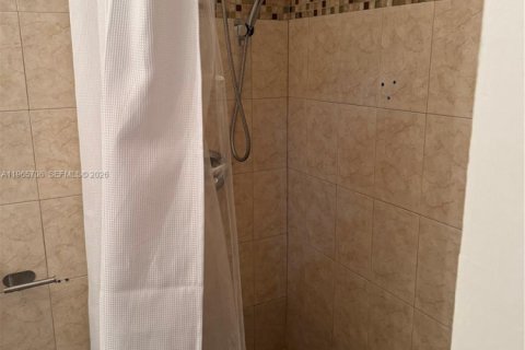 Снять в аренду коммерческую недвижимость в Майами, Флорида 1 спальня, 65.03м2, № 2027361 - фото 12