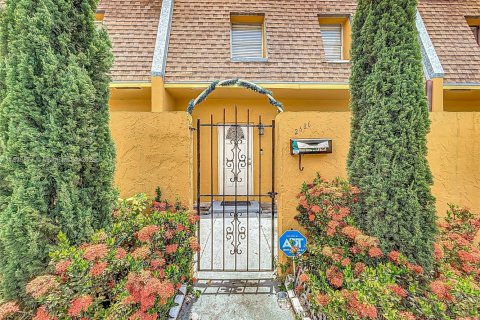 Casa en alquiler en Sunrise, Florida, 3 dormitorios, 118.54 m2 № 1802831 - foto 1