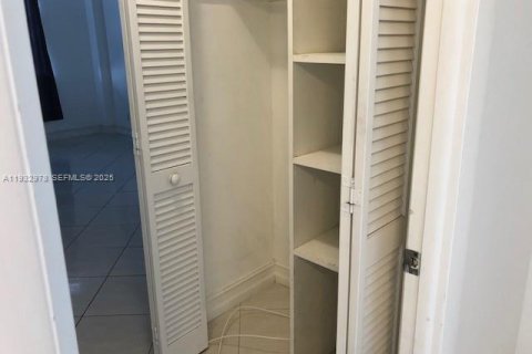 Снять в аренду кондоминиум в Норт-Бей-Виллидж, Флорида 1 спальня, 75.9м2, № 1991232 - фото 9