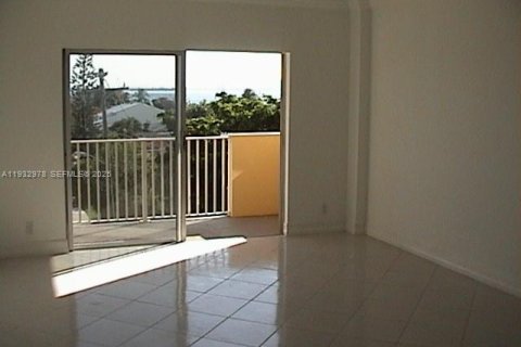 Снять в аренду кондоминиум в Норт-Бей-Виллидж, Флорида 1 спальня, 75.9м2, № 1991232 - фото 7