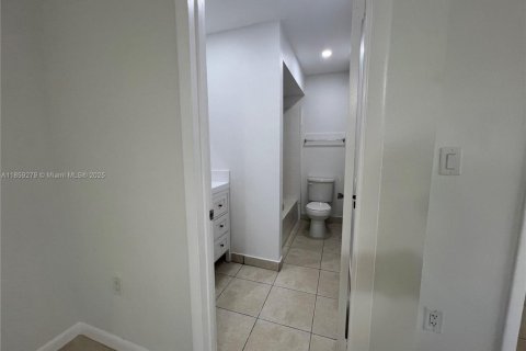 Condo in Miami, Florida, 2 bedrooms  № 1895687 - photo 10