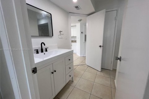 Condo in Miami, Florida, 2 bedrooms  № 1895687 - photo 18