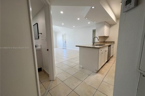 Condo in Miami, Florida, 2 bedrooms  № 1895687 - photo 14