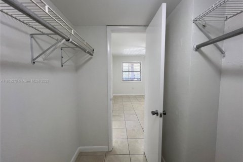 Condo in Miami, Florida, 2 bedrooms  № 1895687 - photo 9