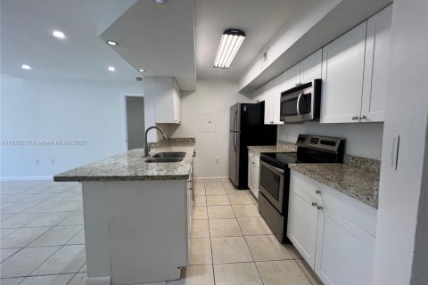 Condo in Miami, Florida, 2 bedrooms  № 1895687 - photo 5