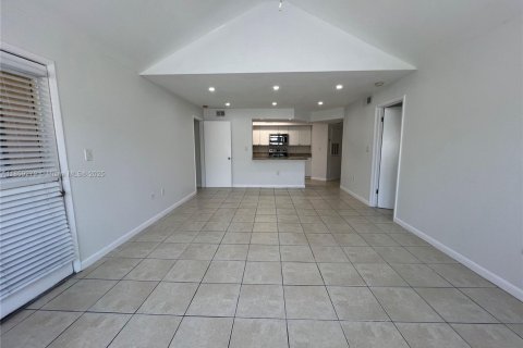 Condo in Miami, Florida, 2 bedrooms  № 1895687 - photo 7