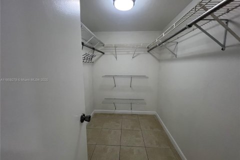 Condo in Miami, Florida, 2 bedrooms  № 1895687 - photo 8