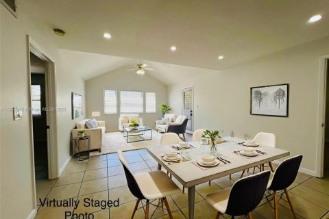 Condo in Miami, Florida, 2 bedrooms  № 1895687 - photo 1