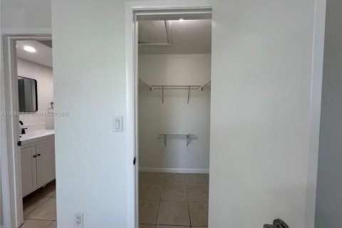 Condo in Miami, Florida, 2 bedrooms  № 1895687 - photo 17