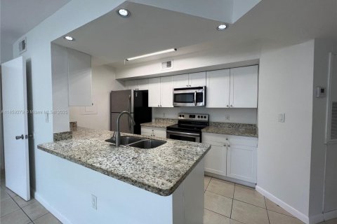 Condo in Miami, Florida, 2 bedrooms  № 1895687 - photo 6