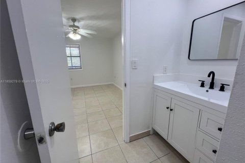 Condo in Miami, Florida, 2 bedrooms  № 1895687 - photo 13