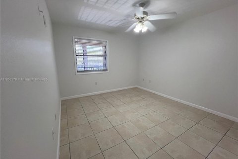 Condo in Miami, Florida, 2 bedrooms  № 1895687 - photo 4